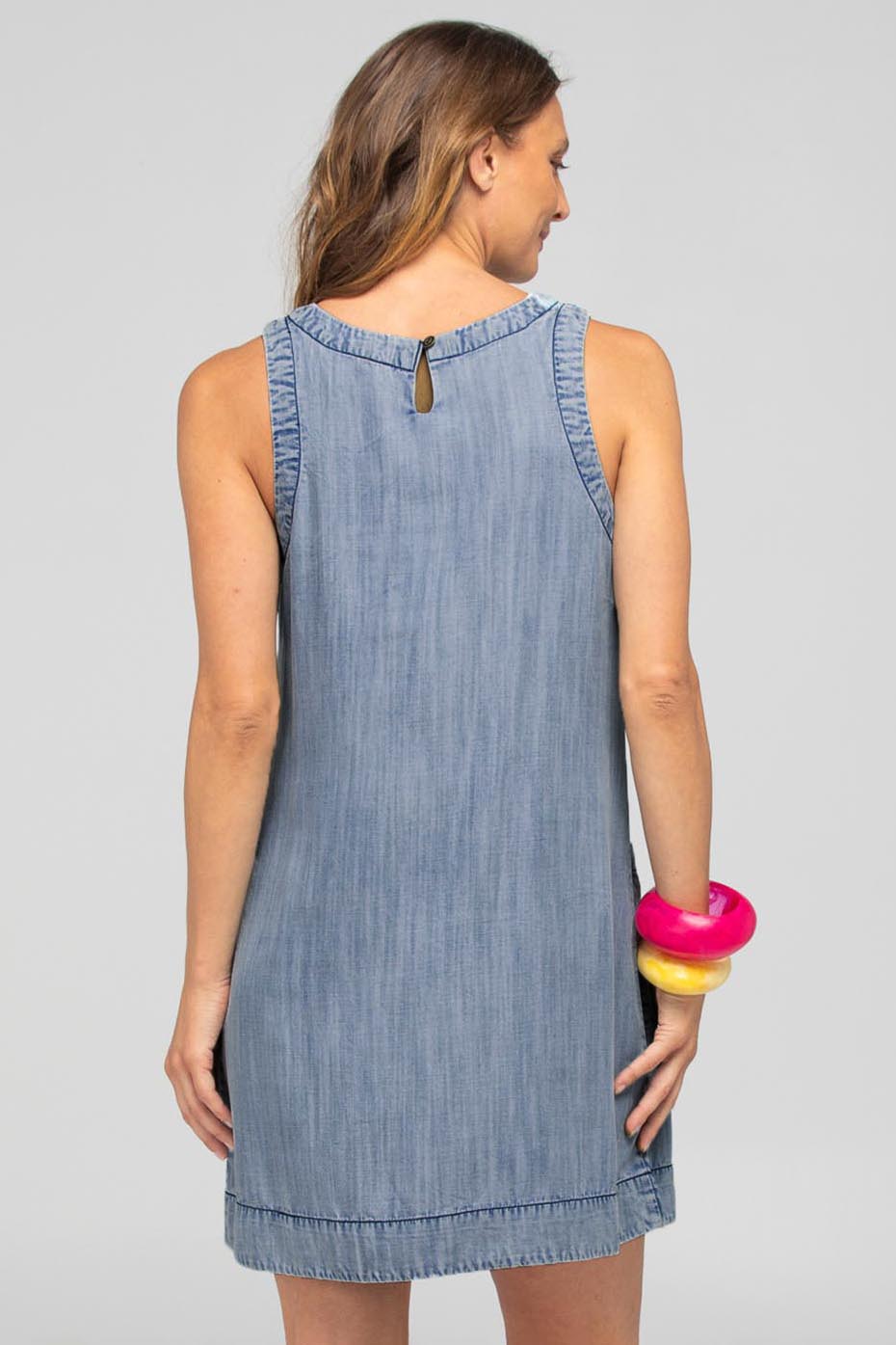 A model wearing the Mina Lyocell Dress in colour Comoda (Blue), from the back