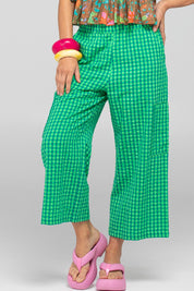 A model wearing the Evelina Cotton Pant in colour Verde (Green), from the front, cropped image