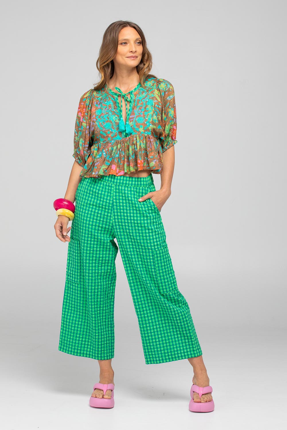 A model wearing the Evelina Cotton Pant in colour Verde (Green), from the front, showing the whole outfit