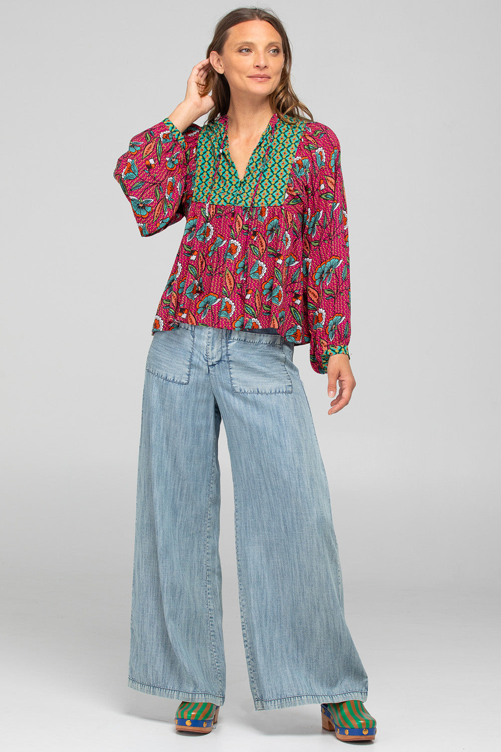 A model wearing the Noel Top in colour Toluca (Pink), from the front, showing the whole outfit
