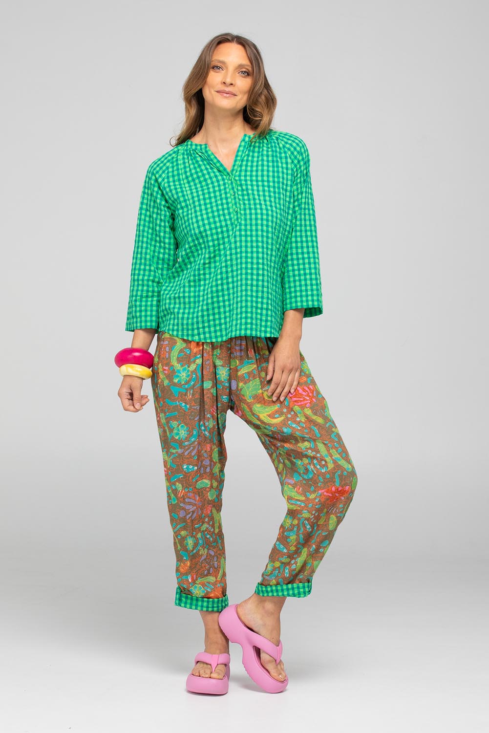 A model wearing the Cecilia Cotton Top in colour Verde (Green), from the front, showing the whole outfit