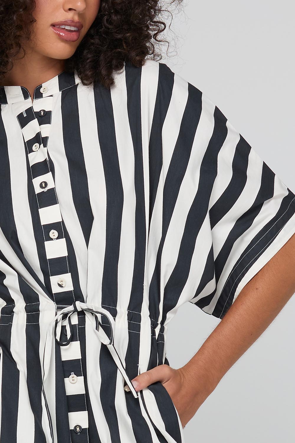 Model Genericm wearing size sample of the Shiro Shirt Dress – Mono in colour Mono, in a cropped view