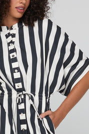 Model Genericm wearing size sample of the Shiro Shirt Dress – Mono in colour Mono, in a cropped view