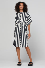Model Genericm wearing size sample of the Shiro Shirt Dress – Mono in colour Mono, from the front
