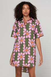Model Genericm wearing size sample of the Kimi Dress – Cosmos in colour Cosmos, in a cropped view