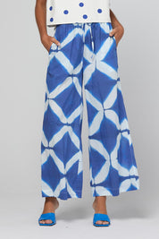 Model Genericm wearing size sample of the Harper Pant – Blockprint in colour Blockprint, in a cropped view