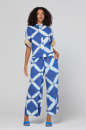 Model Genericm wearing size sample of the Harper Pant – Blockprint in colour Blockprint, from the front
