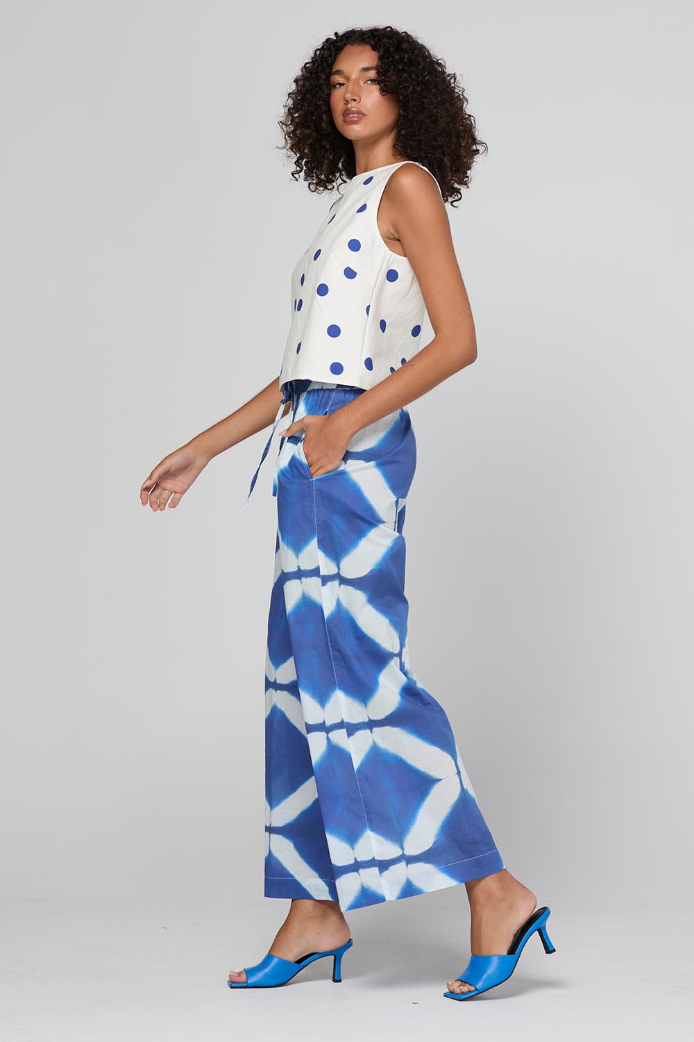Model Genericm wearing size sample of the Harper Pant – Blockprint in colour Blockprint, from the front