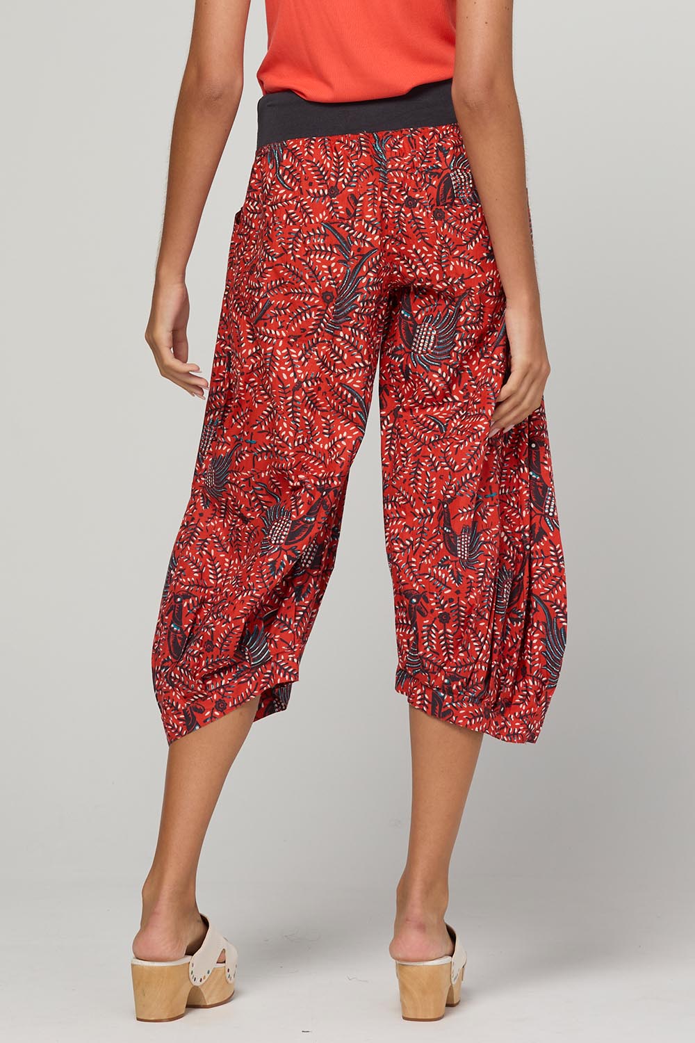 Model Genericm wearing size sample of the Guru Pant – Tori in colour Tori, from the back