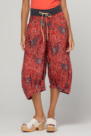 Model Genericm wearing size sample of the Guru Pant – Tori in colour Tori, in a cropped view