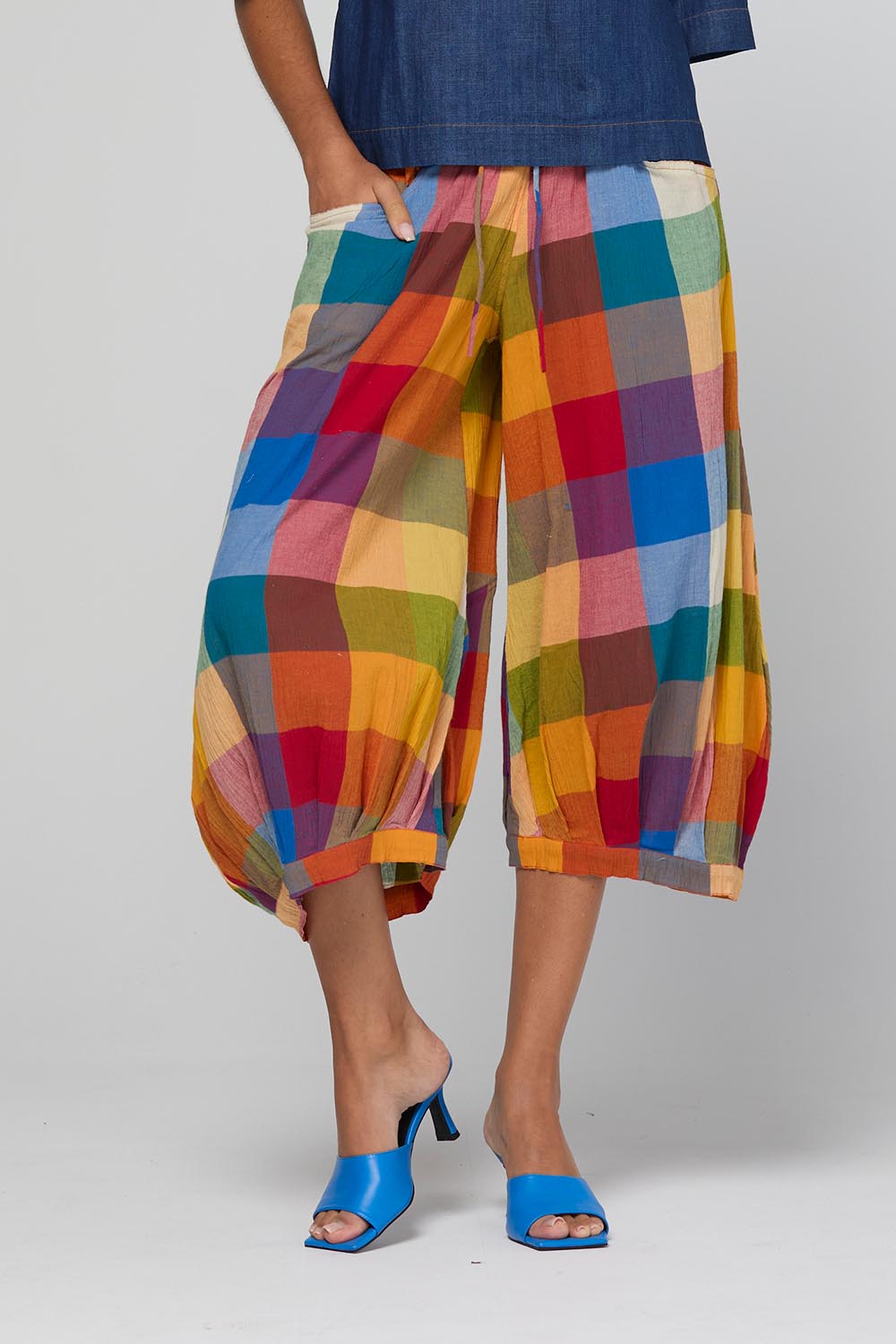 Model Genericm wearing size sample of the Guru Pant – Kingston in colour Kingston, in a cropped view