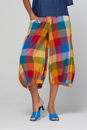 Model Genericm wearing size sample of the Guru Pant – Kingston in colour Kingston, in a cropped view