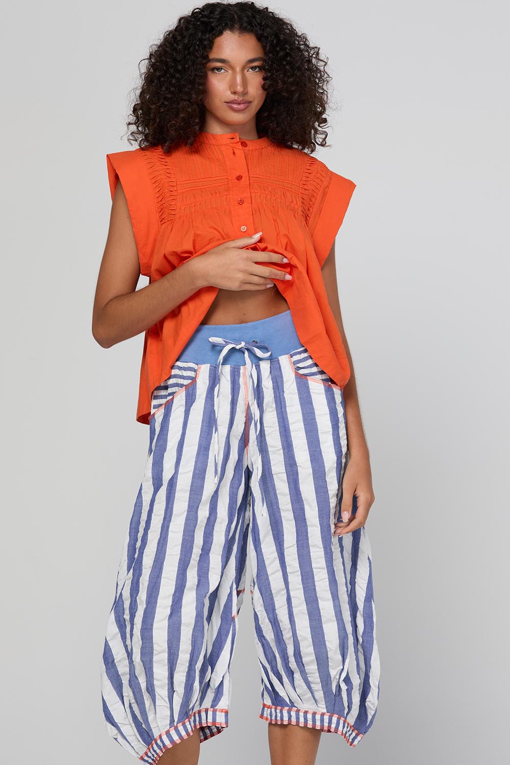 Model Genericm wearing size sample of the Guru Pant – Ocean in colour Ocean, in a cropped view
