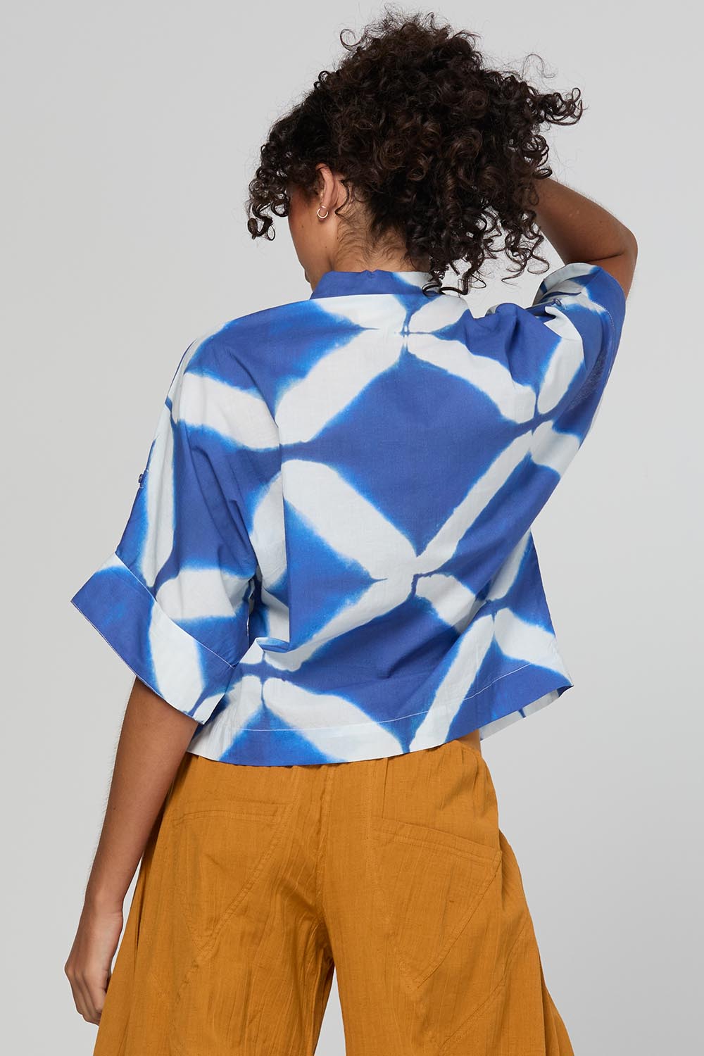 Model Genericm wearing size sample of the Maui Shirt – Blockprint in colour Blockprint, from the back