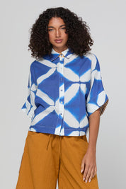 Model Genericm wearing size sample of the Maui Shirt – Blockprint in colour Blockprint, in a cropped view