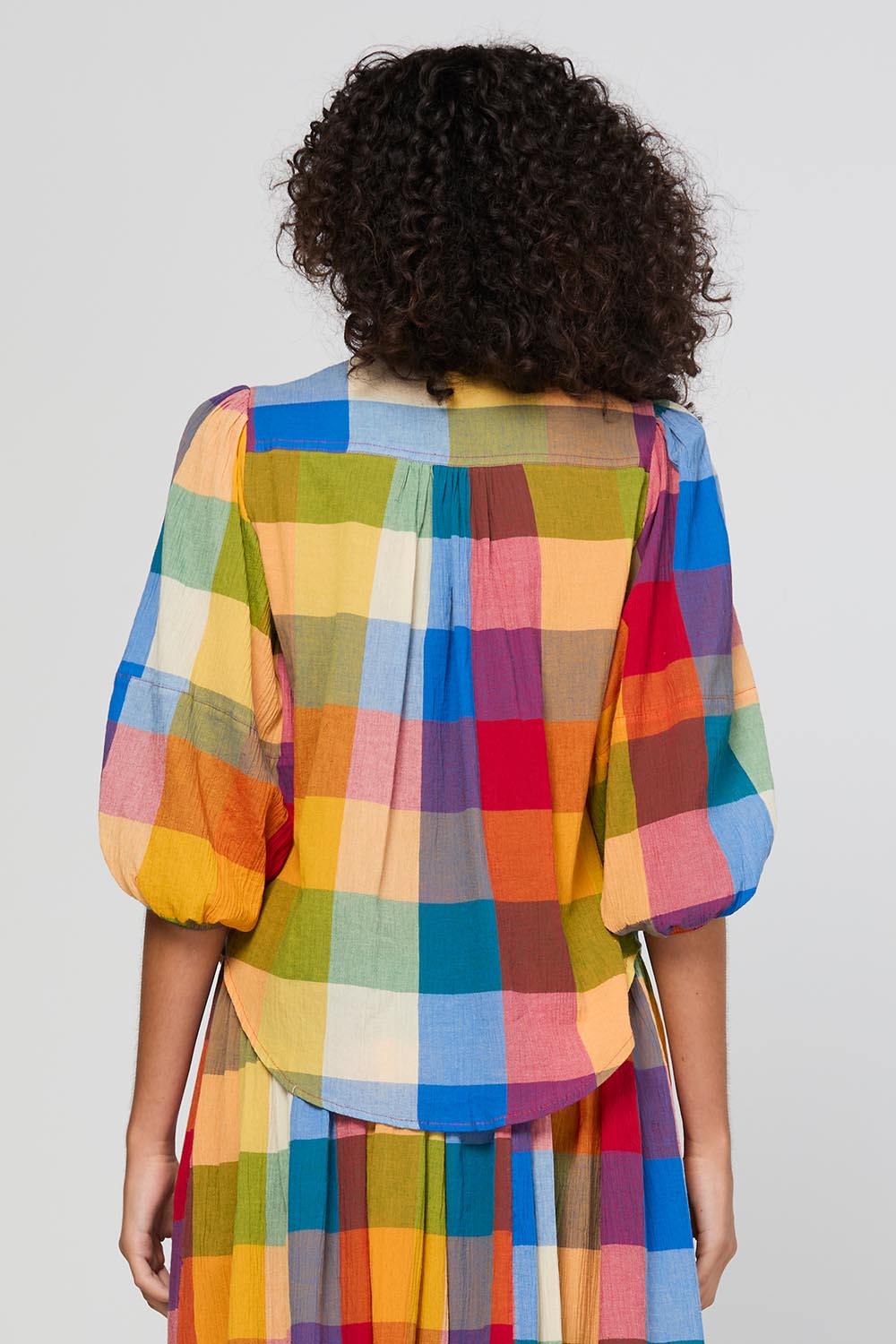 Model Genericm wearing size sample of the Pari Shirt – Kingston in colour Kingston, from the back
