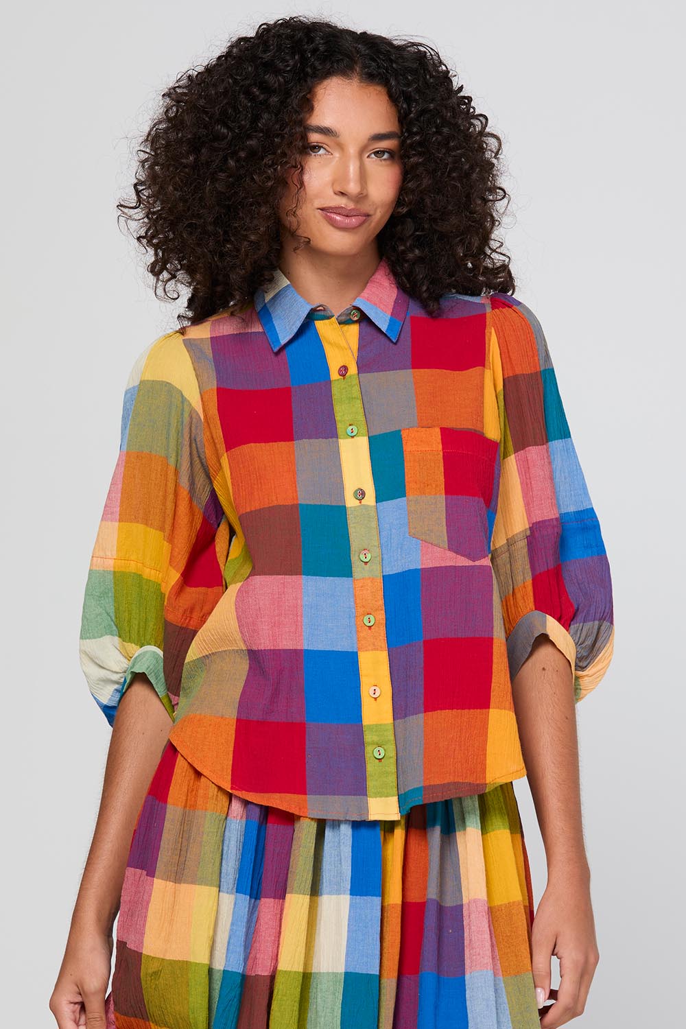 Model Genericm wearing size sample of the Pari Shirt – Kingston in colour Kingston, in a cropped view
