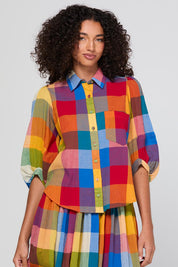 Model Genericm wearing size sample of the Pari Shirt – Kingston in colour Kingston, in a cropped view