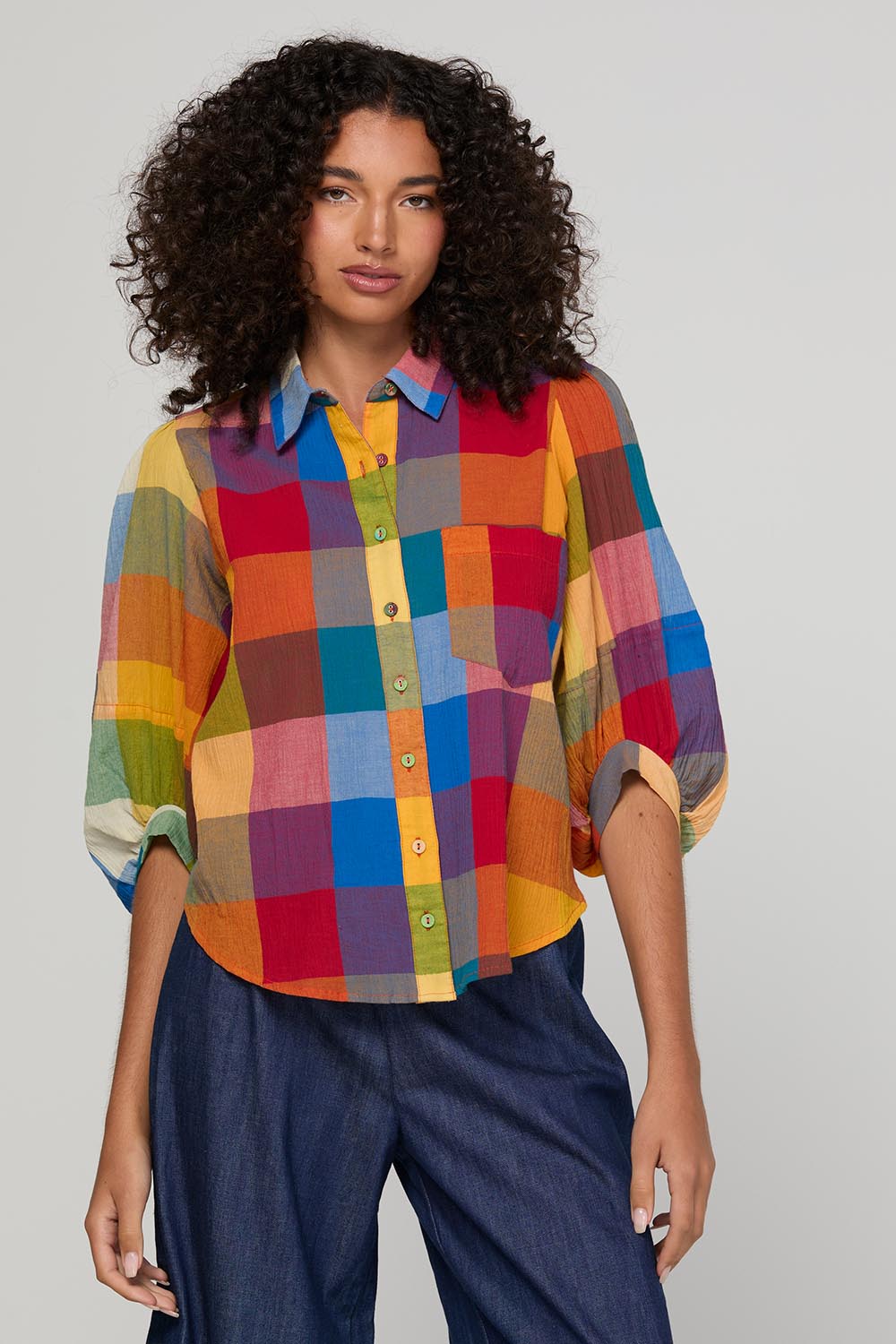 Model Genericm wearing size sample of the Pari Shirt – Kingston in colour Kingston, in a cropped view
