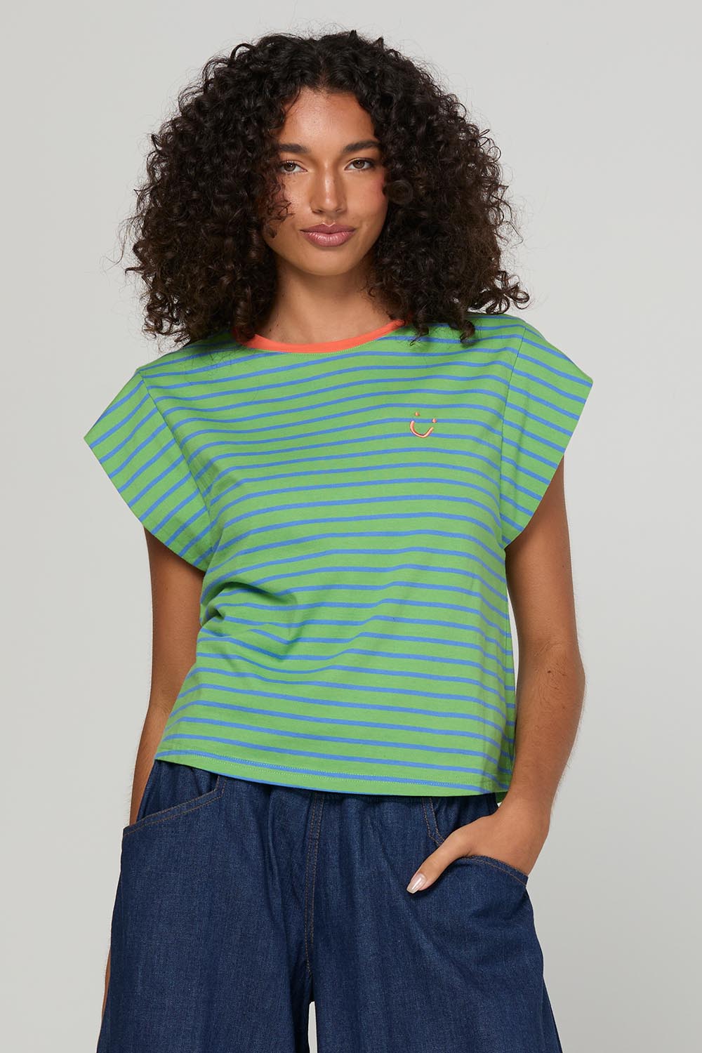 Model Genericm wearing size sample of the Bellissimo Tee – Honeydem in colour Honeydem, in a cropped view