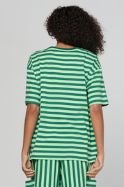 Model Genericm wearing size sample of the Luka Tee – Kiwi in colour Kiwi, from the back