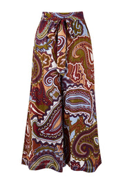 Product shot of the Quincy Pant in colour Juniper (Green), from the front