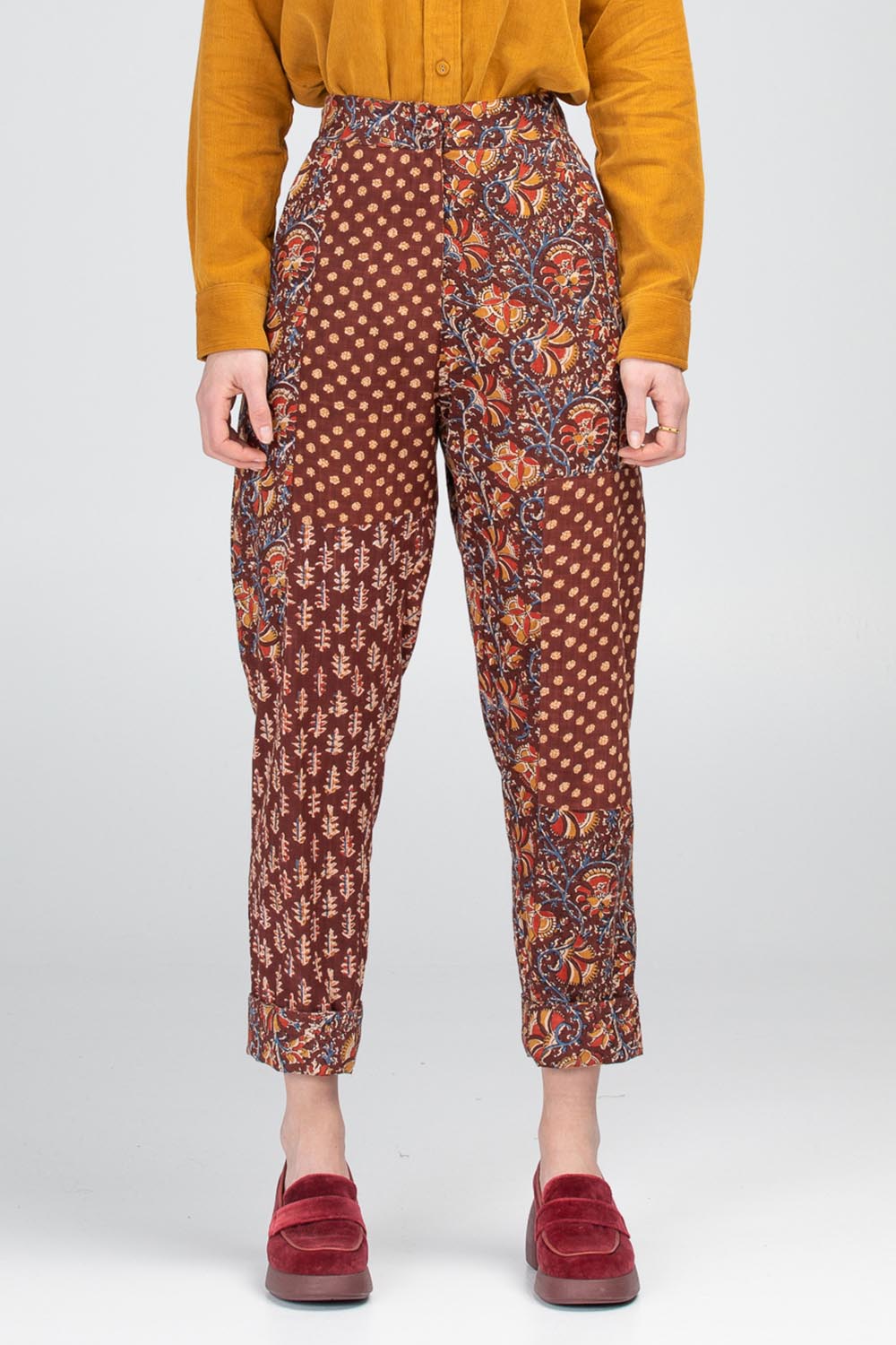 A model wearing the Juliette Cotton Pant in colour Juliette, from the front, cropped image
