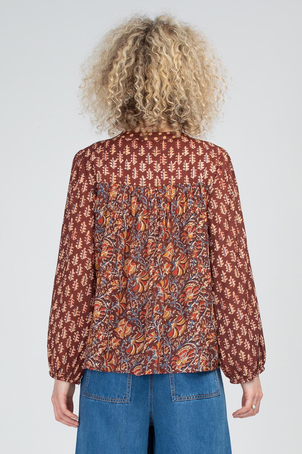 A model wearing the Fleetwood Cotton Top in colour Juliette, from the back