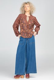 A model wearing the Fleetwood Cotton Top in colour Juliette, from the front, showing the whole outfit
