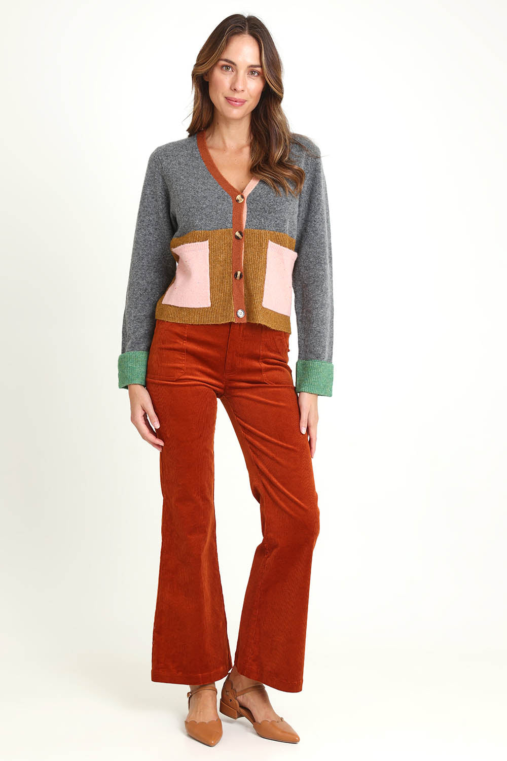 Model Madeline wearing size S of the Remi Cardigan in colour Grey (Grey), from the front, showing the whole outfit