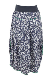 Product shot of the Guru Skirt in colour Izuminavy (Blue), from the back