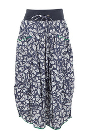 Product shot of the Guru Skirt in colour Izuminavy (Blue), from the front