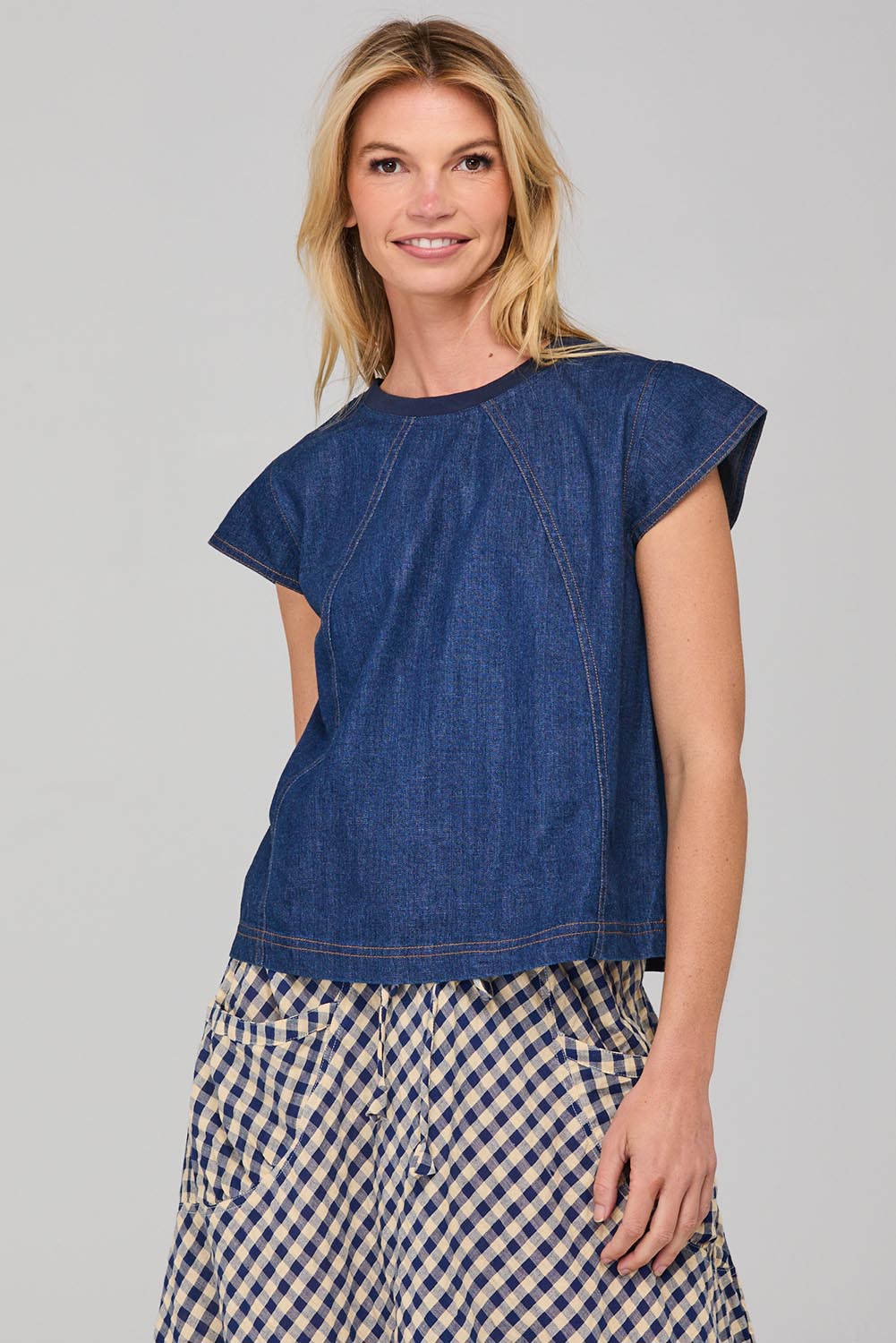 A model wearing the Leaf Top in colour Darkdenim (Blue), from the front, cropped image