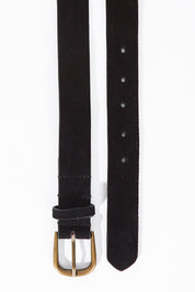 A model wearing size OneSize of the Hunter Belt in colour Blacksuede (Black), from the front, showing the whole outfit