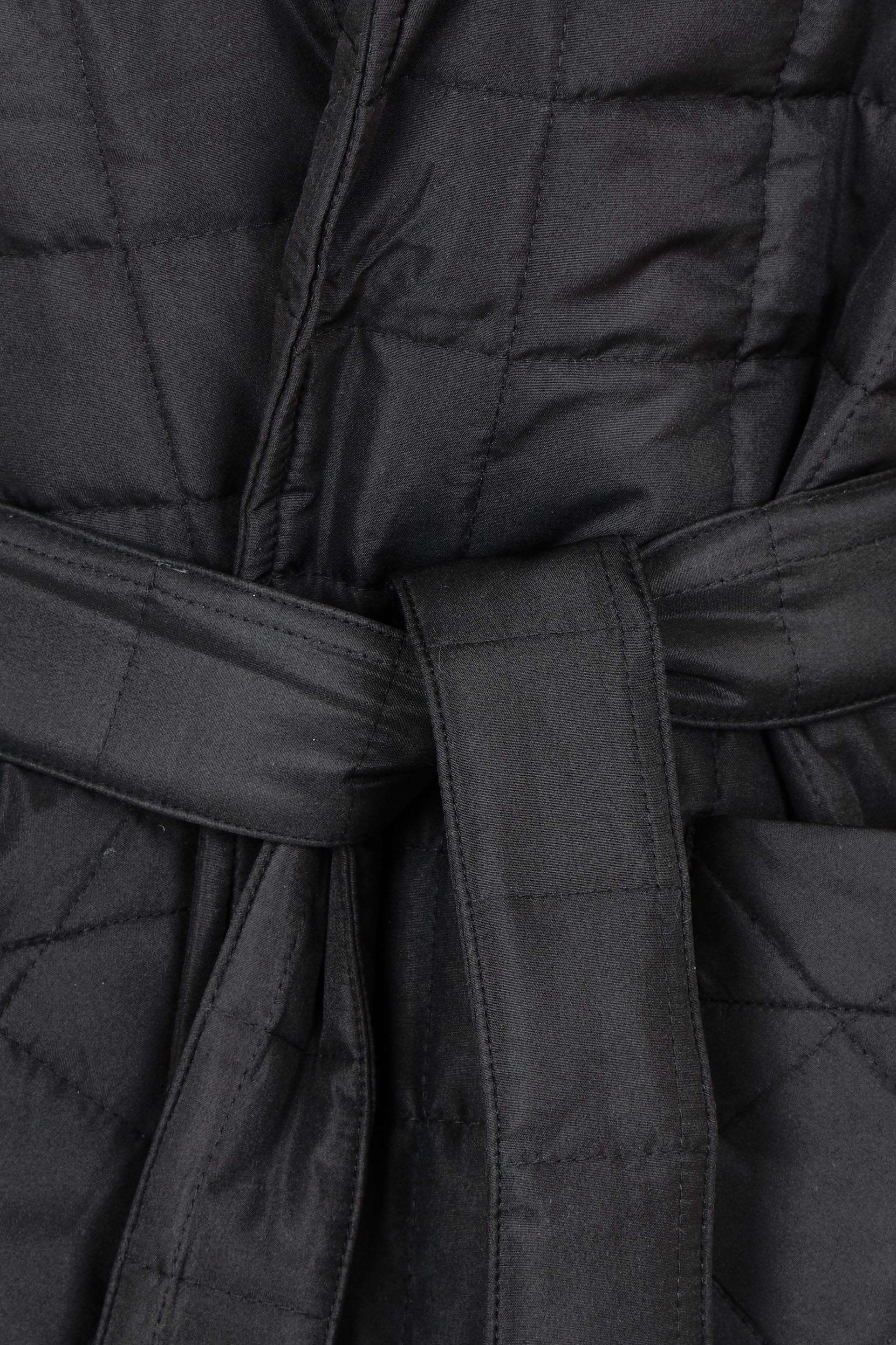 Product shot of the Bedford Longline Puffer in colour Black (Black), detail