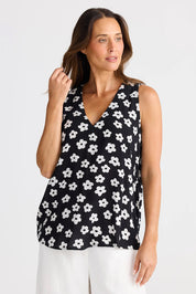 A model wearing the Veronica Top in colour Distydaisy (Black), from the front, cropped image