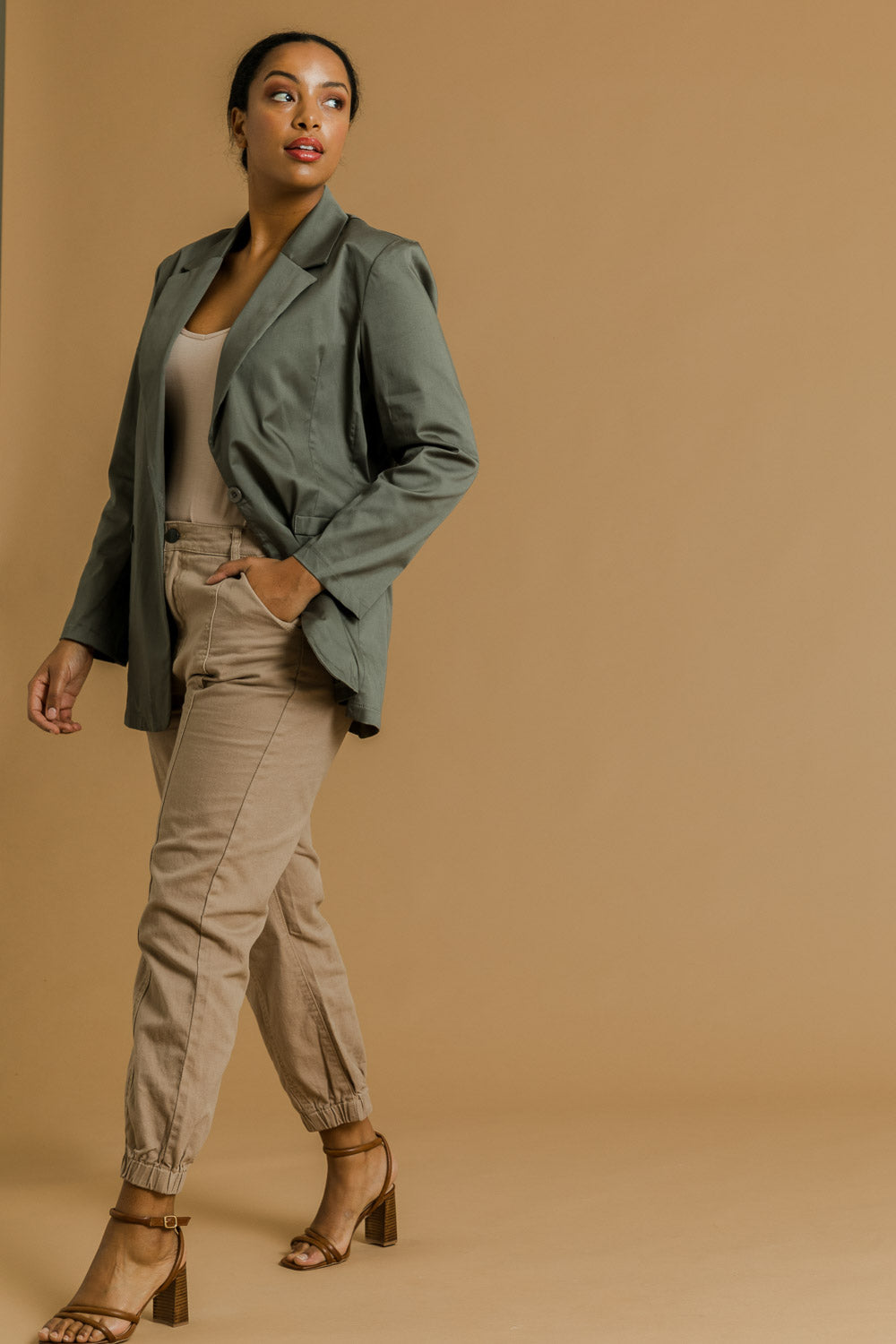 Model Noli wearing size 14 of the Sara Cuffed Jean in colour Cream, from the front, showing the whole outfit
