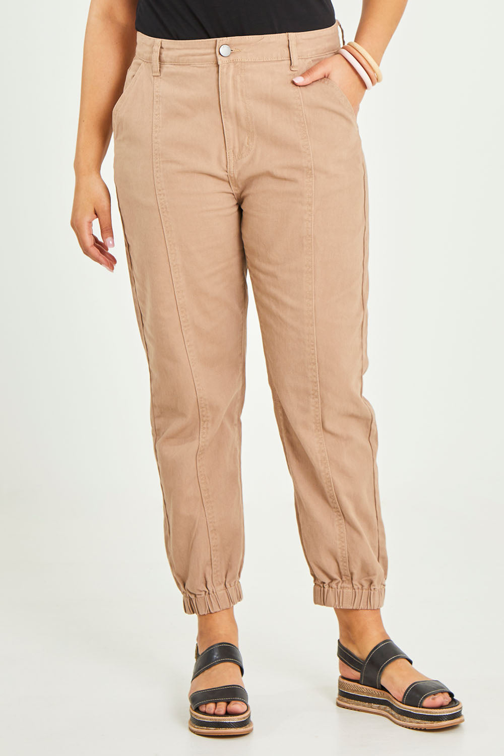Model Terri-Leigh wearing size 14 of the Sara Cuffed Jean in colour Cream, from the front, cropped image