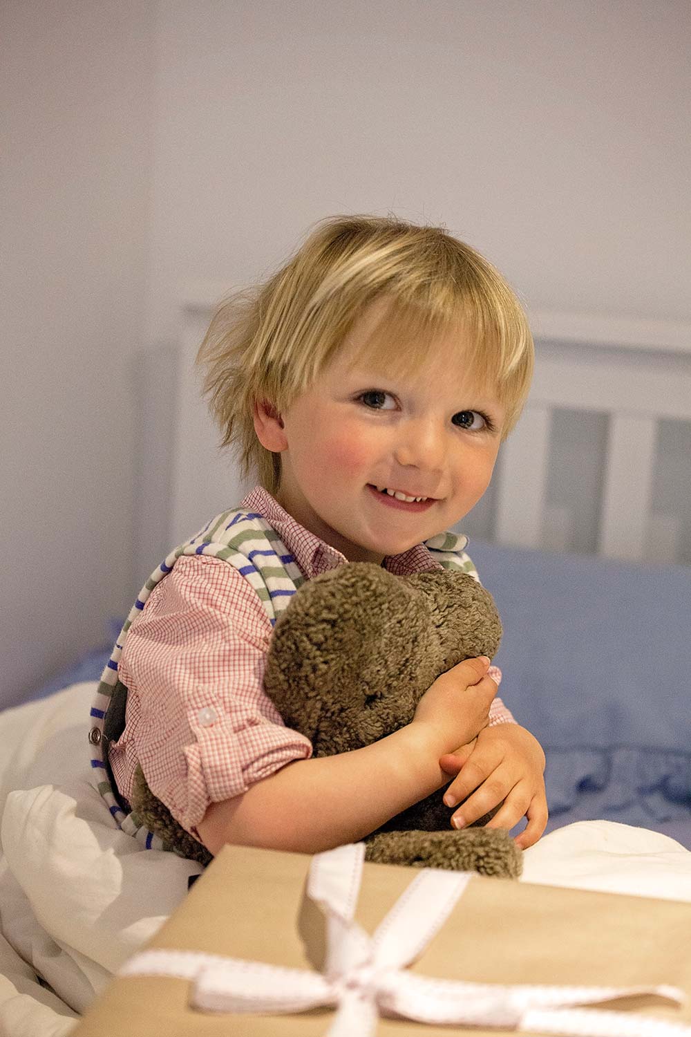 A model wearing the Baby Flatout Bear in colour Latte, from the front, showing the whole outfit