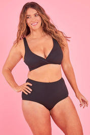 Model Laura wearing size 14 of the High Waisted Pants in colour Black (Black), from the front, showing the whole outfit