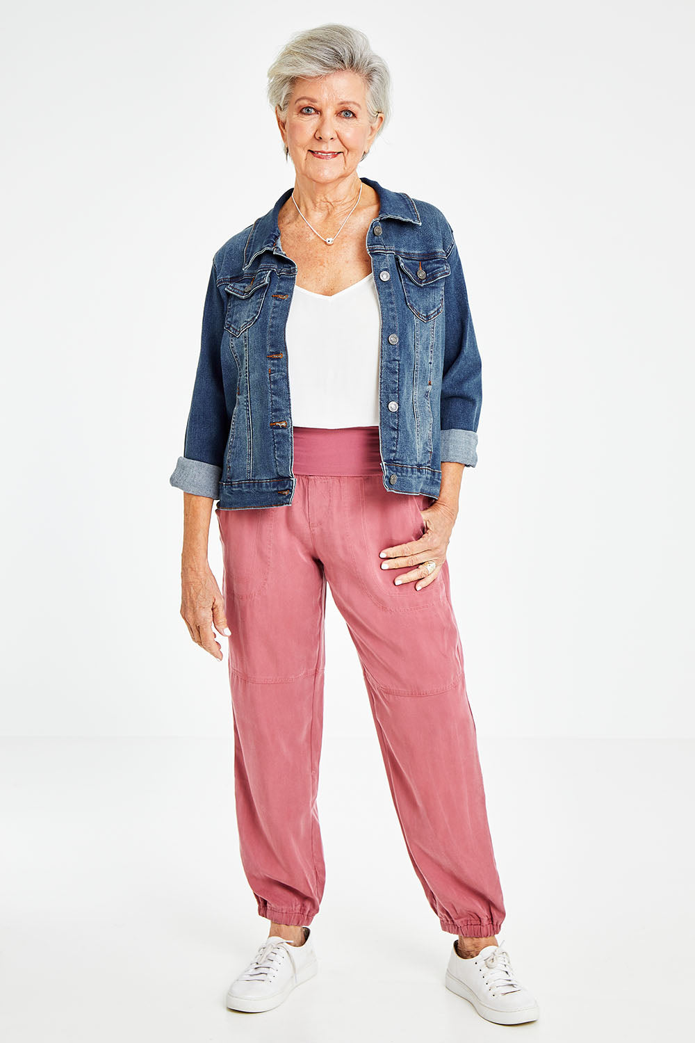 Model Elise wearing size S of the Lyocell Pant in colour Rose (Pink), from the front, showing the whole outfit