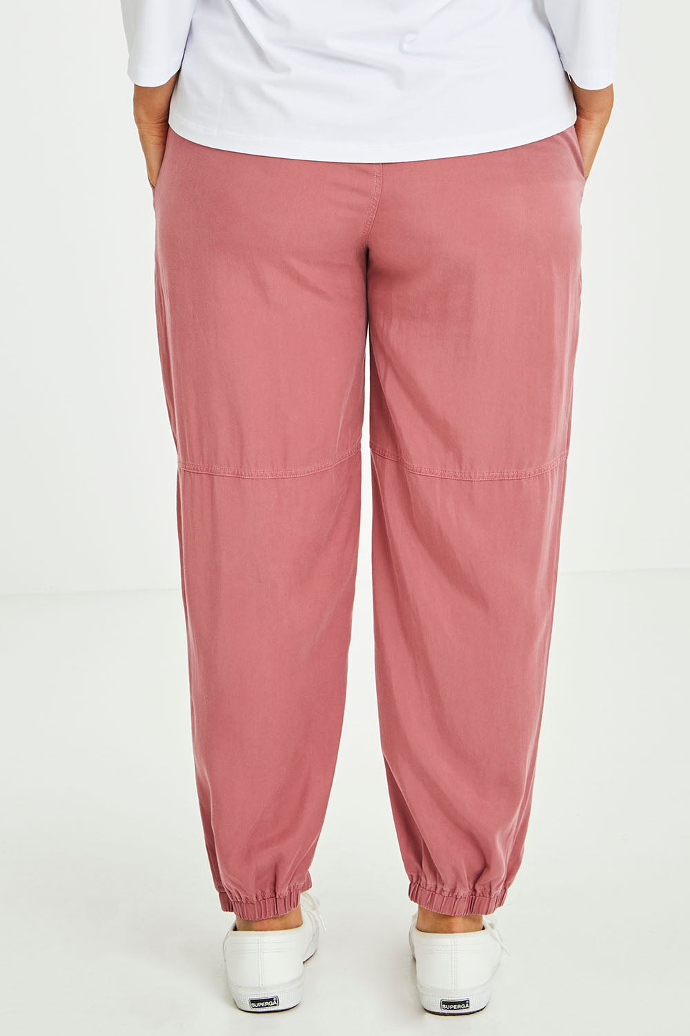 Model Laura wearing size L of the Lyocell Pant in colour Rose (Pink), from the back