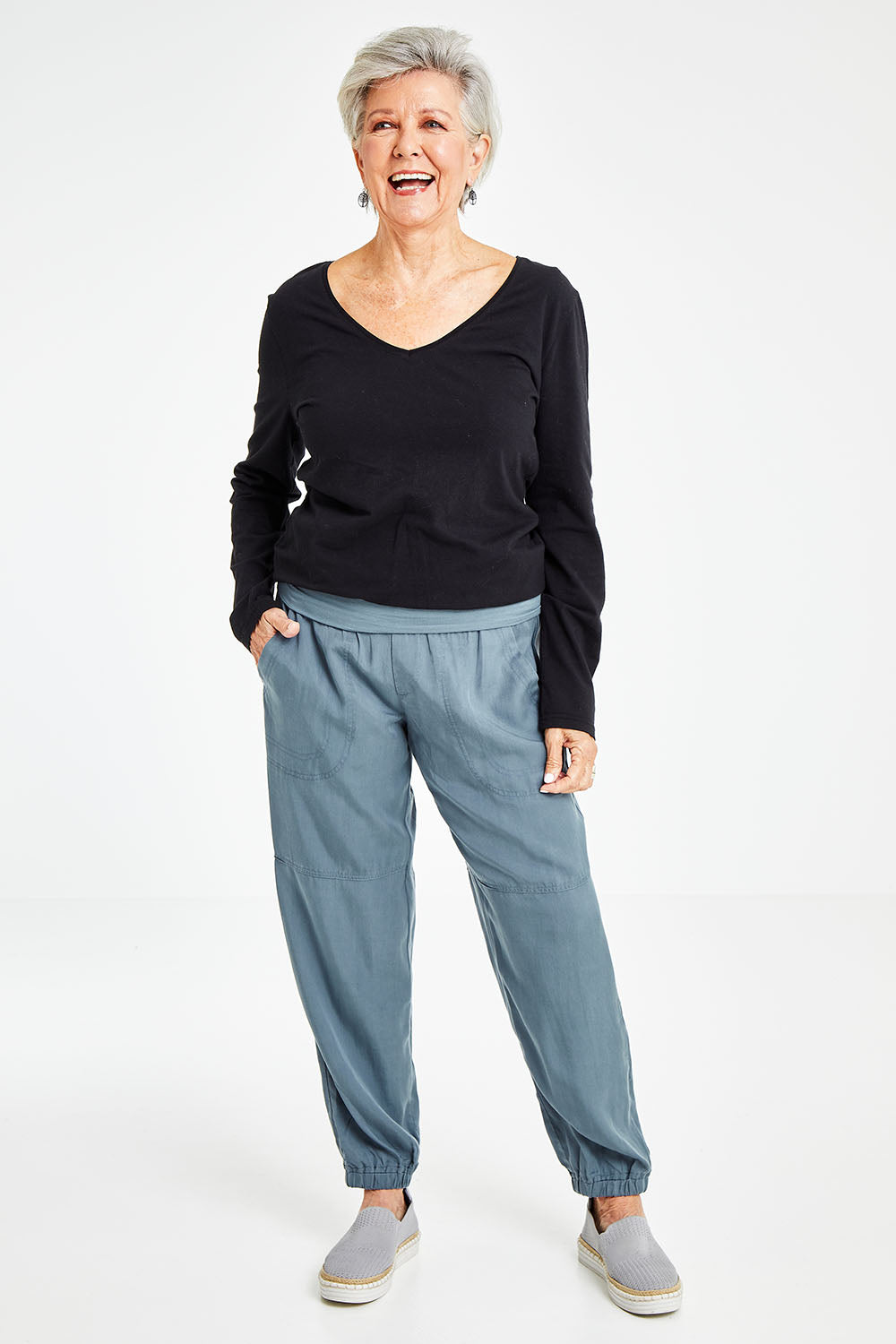 Model Elise wearing size S of the Lyocell Pant in colour Slate (Grey), from the front, showing the whole outfit