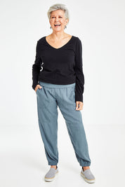 Model Elise wearing size S of the Lyocell Pant in colour Slate (Grey), from the front, showing the whole outfit