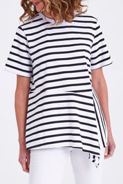 Model Emma wearing size S of the Visa Vera Cotton Tee in colour Blkwhite (Black), from the front, cropped image