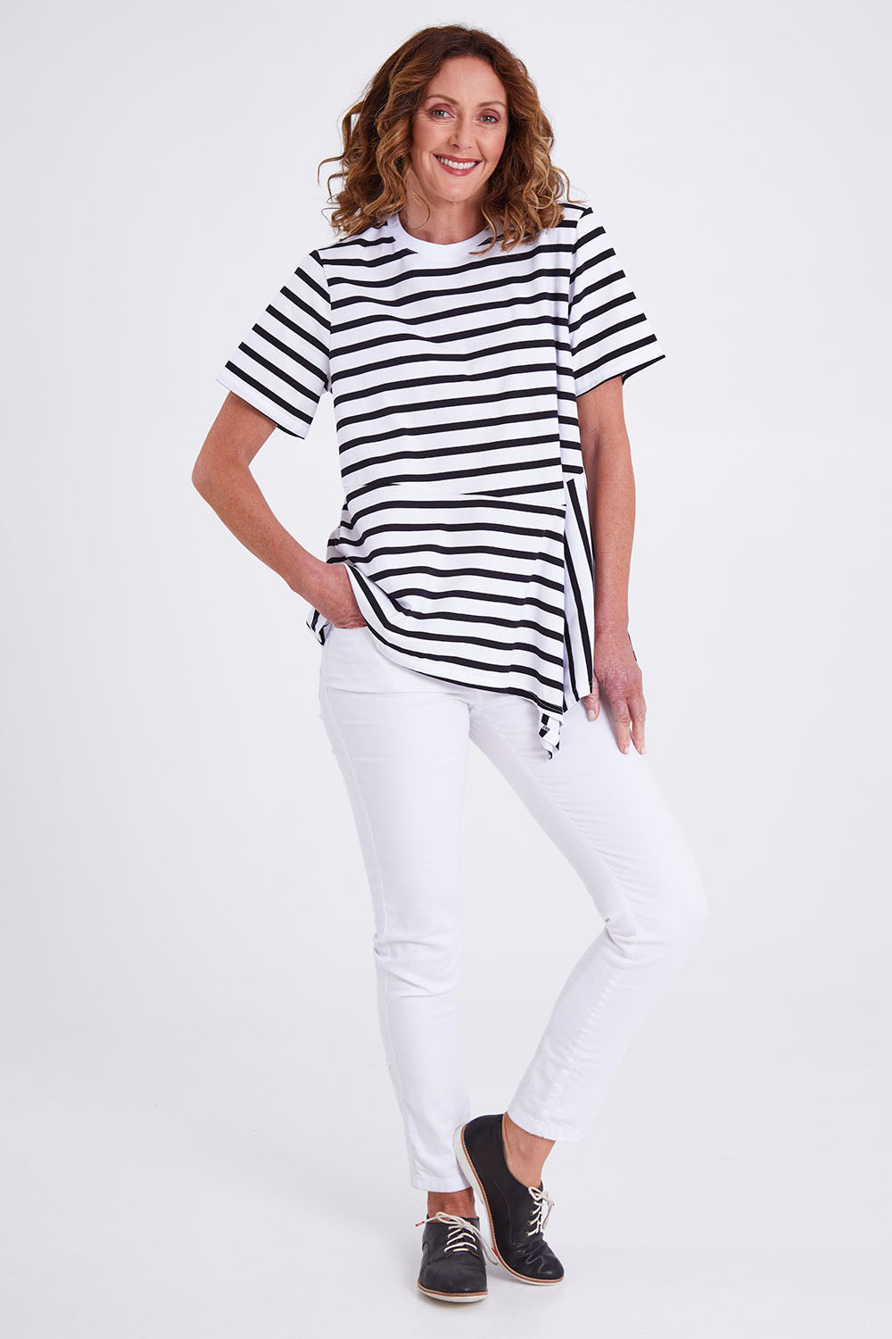 Model Emma wearing size S of the Visa Vera Cotton Tee in colour Blkwhite (Black), from the front, showing the whole outfit