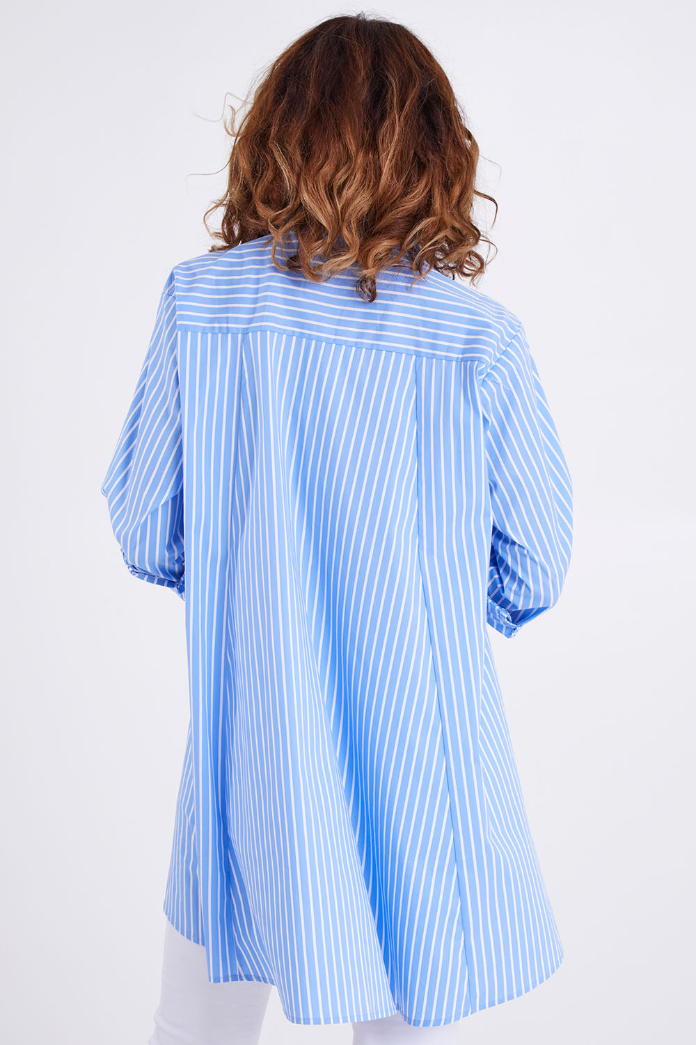 Model Emma wearing size S of the Banda Cotton Button Shirt in colour Bluewhite (Blue), from the back