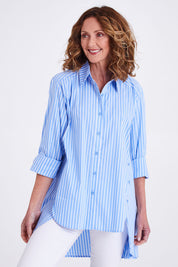 Model Emma wearing size S of the Banda Cotton Button Shirt in colour Bluewhite (Blue), from the front, cropped image