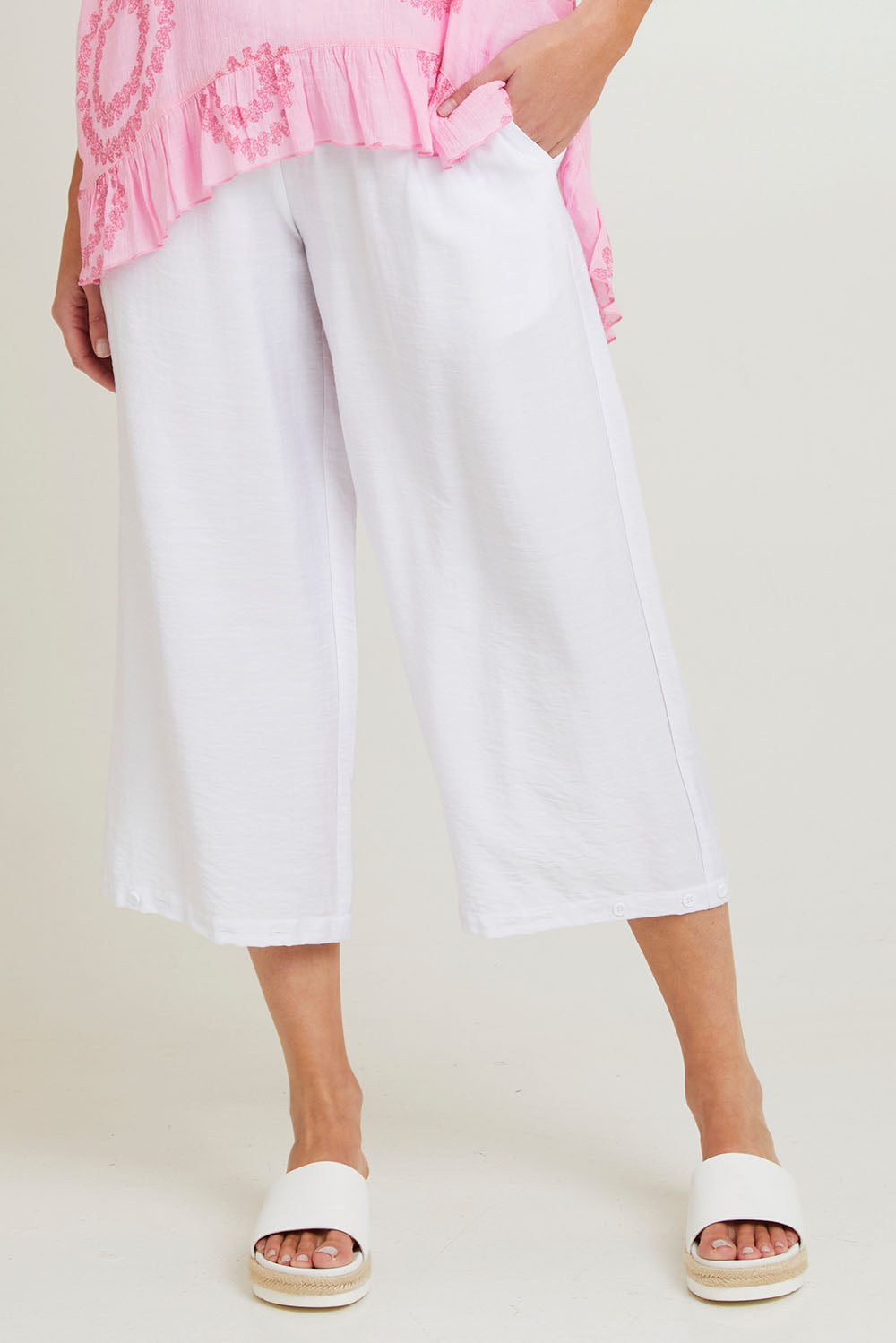 Model Grace wearing size S of the Villa Pant in colour White (White), from the front, cropped image