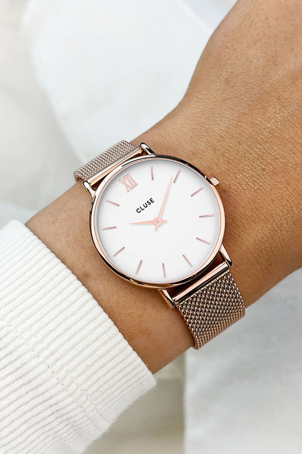 A model wearing the Minuit Mesh Rose Gold Watch in colour Rosegold (Metallics), from the front, showing the whole outfit